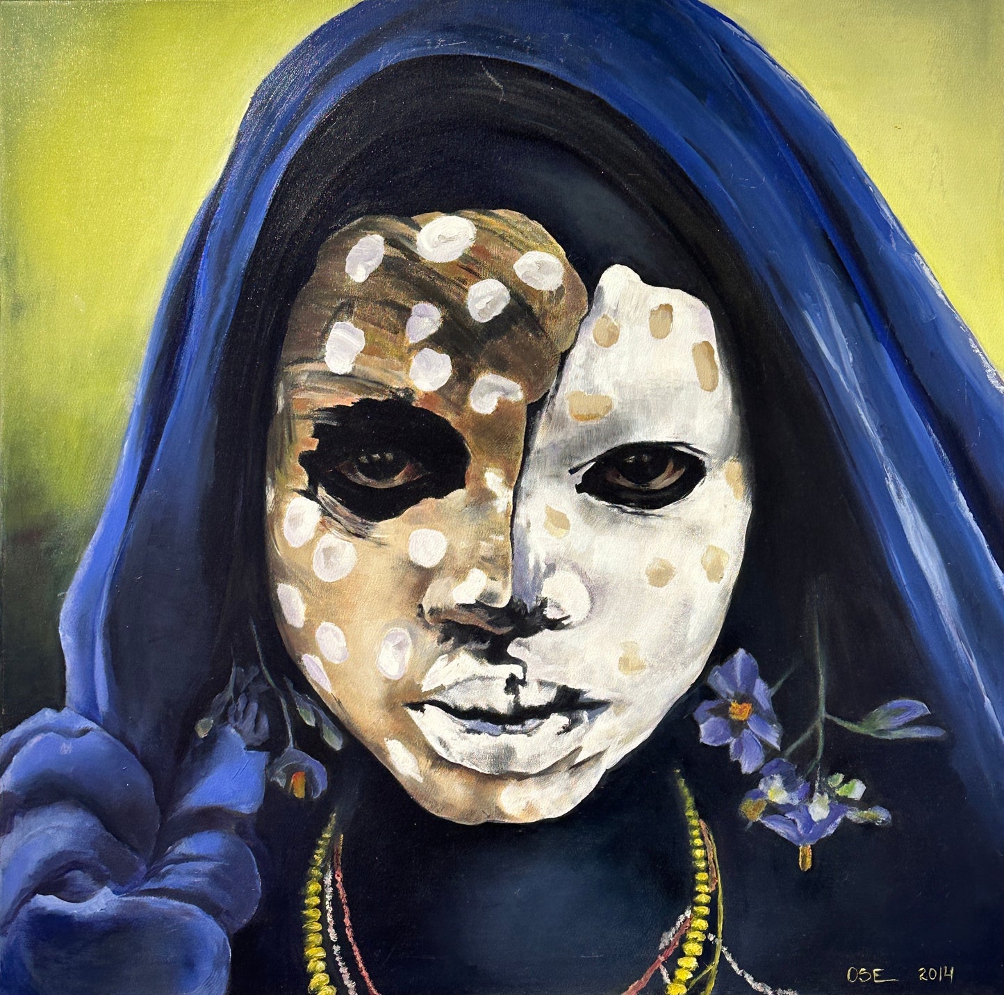 На лице нарисованы крылья.